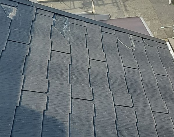 コロニアルに多数の割れが発生　けらば